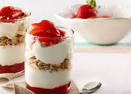 Parfaits aux fraises, bananes et yogourt